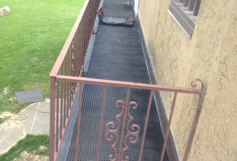 Flat, Rubber roof with Walk pads